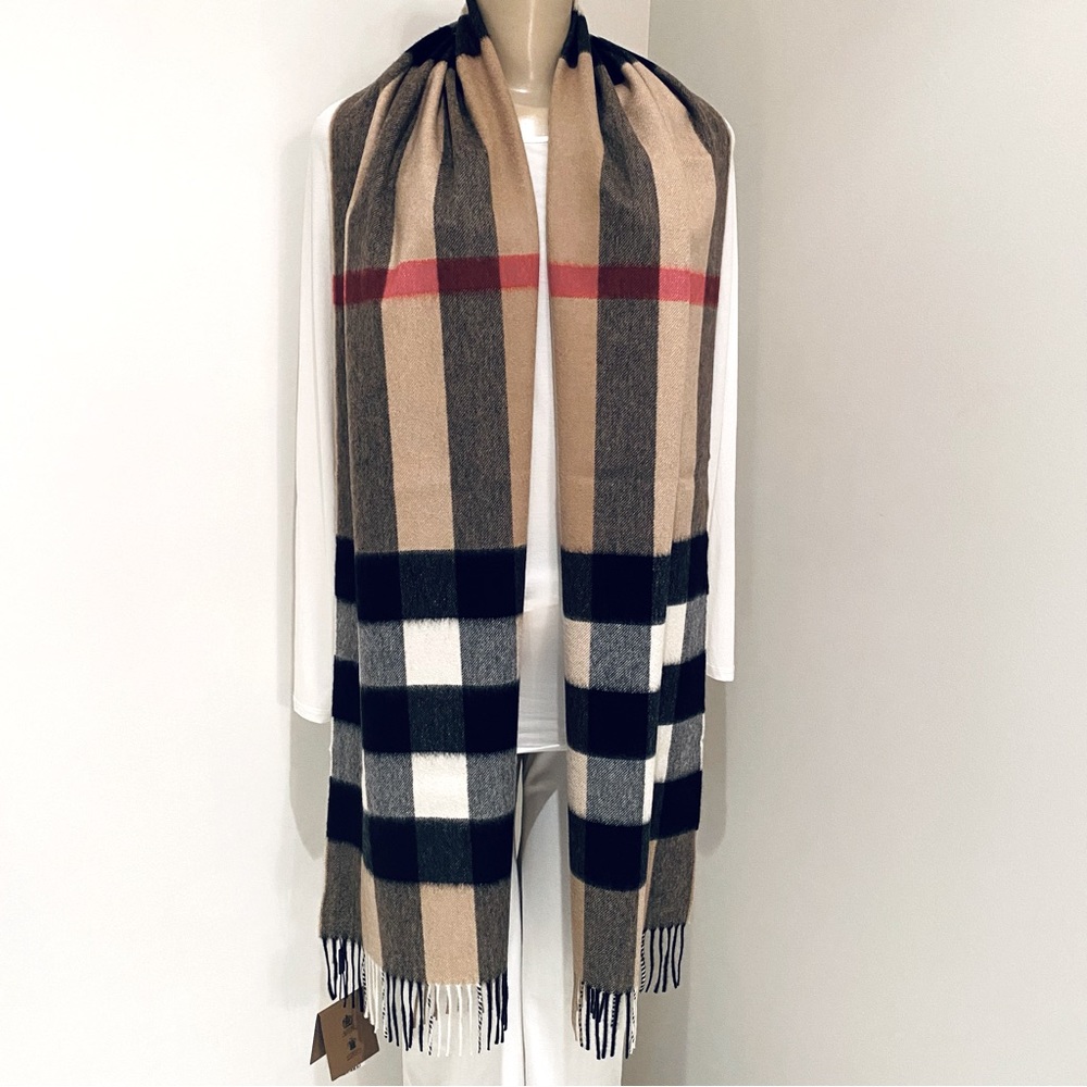 BURBERRY LONDON HALF MEGA CHECK CASHMERE SCARF. - Picture 3 of 9